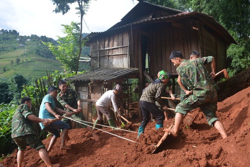 Cán bộ, chiến sĩ Sư đoàn 316 (Quân khu 2) giúp huyện Mù Cang Chải, tỉnh Yên Bái khắc phục hậu quả mưa lũ, sạt lở đất, tháng 8-2023. 