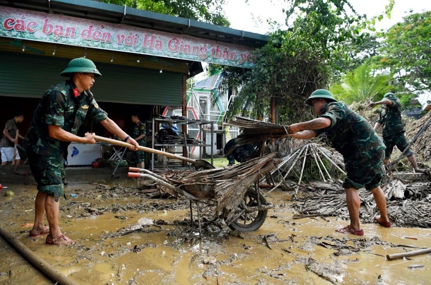 Cán bộ, chiến sĩ Trung đoàn 877, Bộ CHQS tỉnh Hà Giang hỗ trợ nhân dân trên địa bàn khắc phục hậu quả mưa lũ, tháng 6-2024. Ảnh: TUẤN HUY