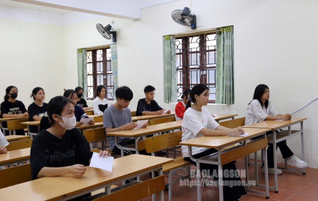 Các thí sinh dự thi vào lớp 10 tại điểm thi THPT Việt Bắc