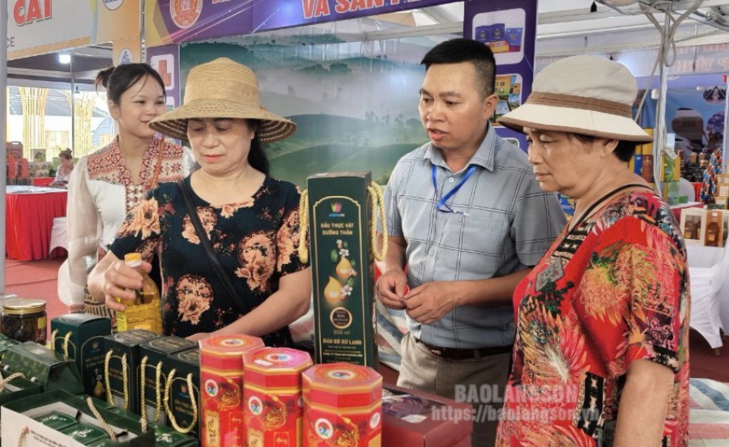Khách hàng tham quan gian trưng bày sản phẩm của tỉnh Lạng Sơn tại Hội chợ triển lãm hàng công nghiệp nông thôn tiêu biểu khu vực phía Bắc - Hà Nội năm 2024