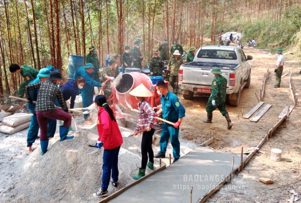 Hội viên nông dân xã Đào Viên, huyện Tràng Định tham gia đổ đường bê tông lên kiểm tra cột mốc