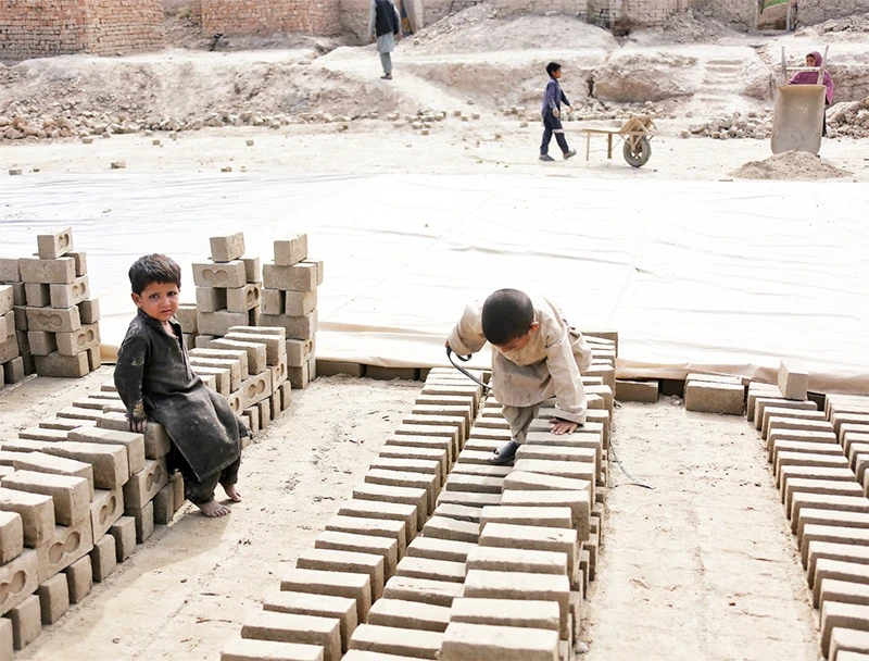 Trẻ em làm việc tại nhà máy gạch ở Kabul, Afghanistan. (Ảnh TÂN HOA XÃ)