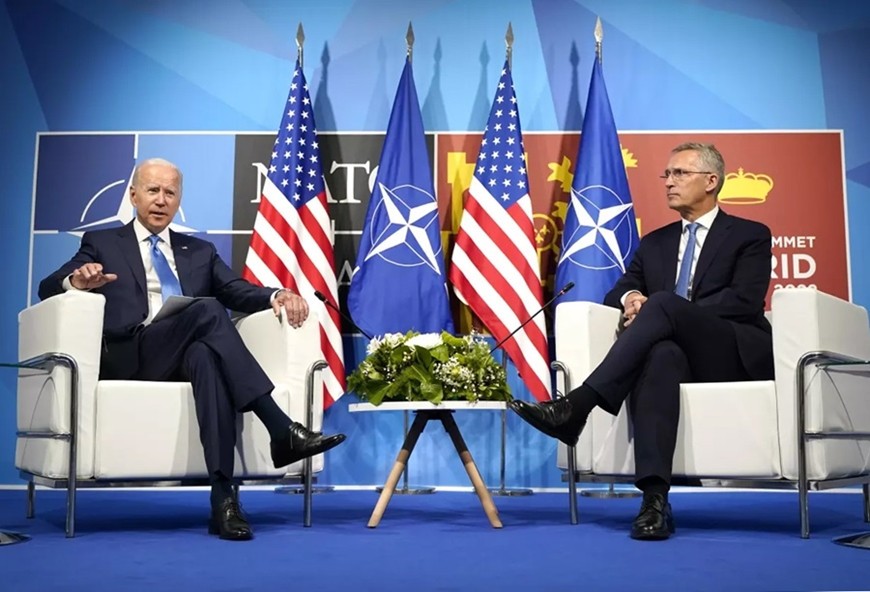 Tổng thống Mỹ Joe Biden trao đổi với lãnh đạo NATO tại một hội nghị ở Madrid (Tây Ban Nha) năm 2022. Ảnh: AP 