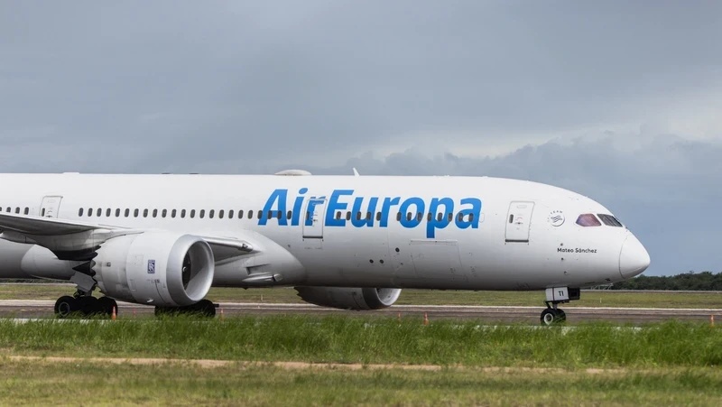 Chiếc máy bay Boeing 787-9 Dreamliner của hãng hàng không Air Europa đỗ tại sân bay quốc tế Natal, ở Sao Goncalo do Amarante, bang Rio Grande do Norte, Brazil, ngày 1/7/2024. (Ảnh: Reuters)