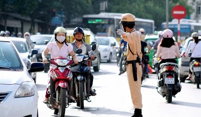 Luật Trật tự, an toàn giao thông đường bộ vừa được Quốc hội khóa XV thông qua quy định chi tiết độ tuổi, sức khỏe và điều kiện của người điều khiển phương tiện tham gia giao thông đường bộ. (Ảnh minh họa)