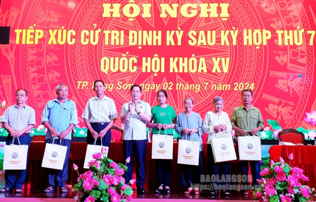 Đồng chí Hoàng Văn Nghiệm, Phó Bí thư Thường trực Tỉnh uỷ, Trưởng Đoàn ĐBQH tỉnh trao tặng quà cho các gia đình chính sách trên địa bàn thành phố Lạng Sơn