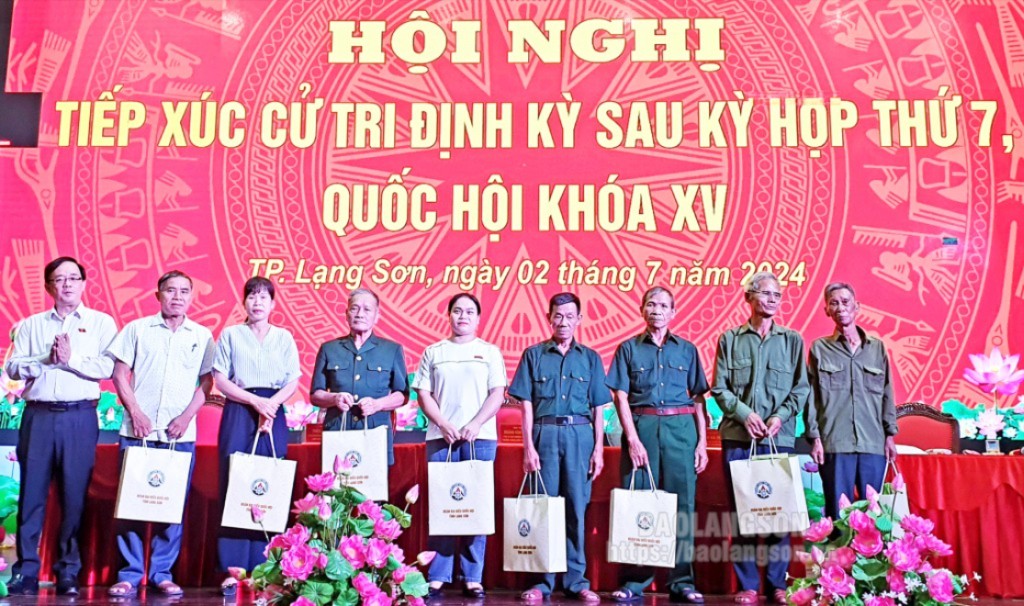 Đồng chí Triệu Quang Huy, Tỉnh uỷ viên, Phó Trưởng đoàn chuyên trách Đoàn ĐBQH tỉnh trao tặng quà gia đình chính sách