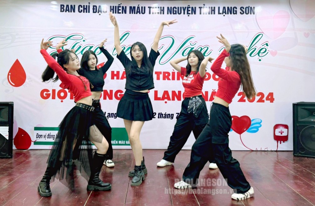 Tiết mục nhảy hiện đại của các tình nguyện viên biểu diễn tại chương trình