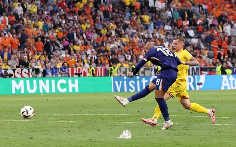 Tiền đạo Malen lập cú đúp ở phút 90+2, ấn định chiến thắng 3-0 cho những cơn lốc màu da cam. (Ảnh: Getty Images)