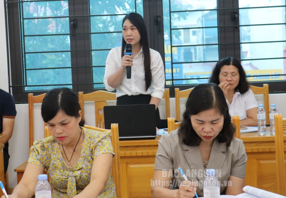 Đại diện HTX tại huyện Văn Lãng phát biểu ý kiến tại hội nghị