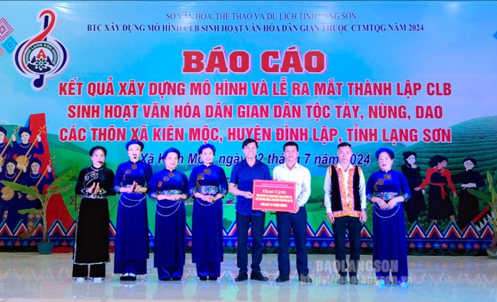 Lãnh đạo Sở Văn hóa, Thể thao và Du lịch trao tặng biểu trưng kinh phí hỗ trợ cho Ban Chủ nhiệm câu lạc bộ