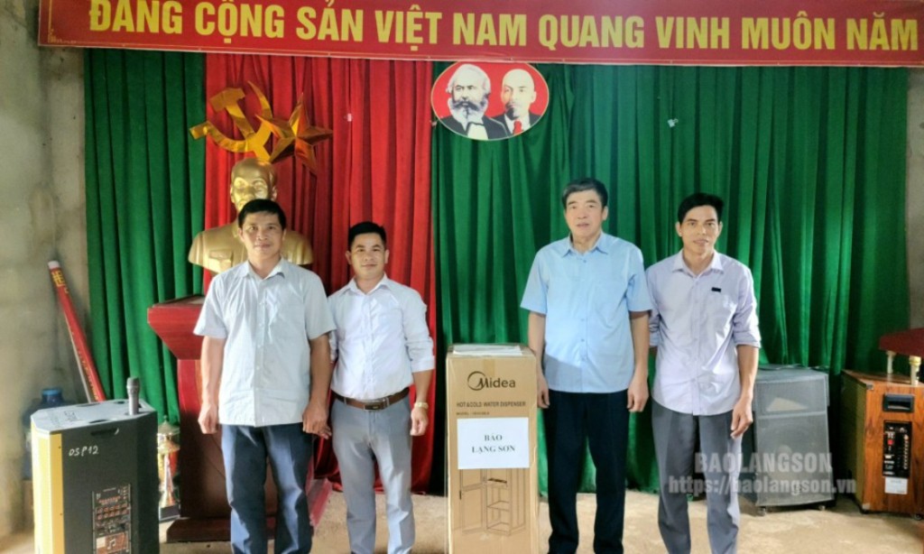 Đồng chí Hoàng Đình Hôm, Tỉnh ủy viên, Tổng Biên tập Báo Lạng Sơn, Chủ tịch Hội nhà báo tỉnh tặng quà cho chị bộ thôn Bản Pe, xã Yên Lỗ