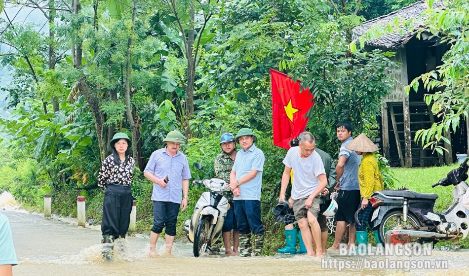 Lãnh đạo huyện Bắc Sơn kiểm tra thực tế tình hình mưa lũ tại xã Tân Hương, huyện Bắc Sơn