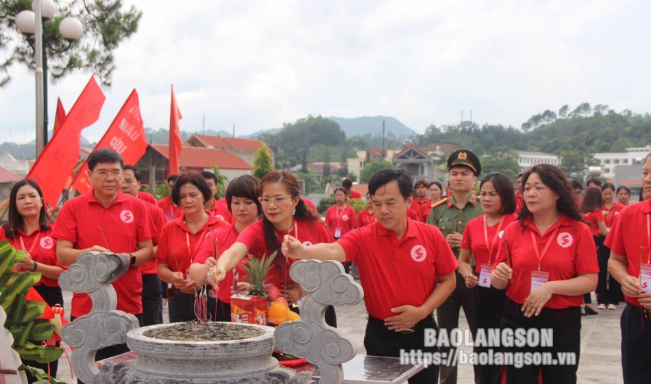 Các thành viên Ban Chỉ đạo vận động hiến máu tình nguyện tỉnh dâng hương tại Nghĩa trang liệt sĩ thành phố Lạng Sơn