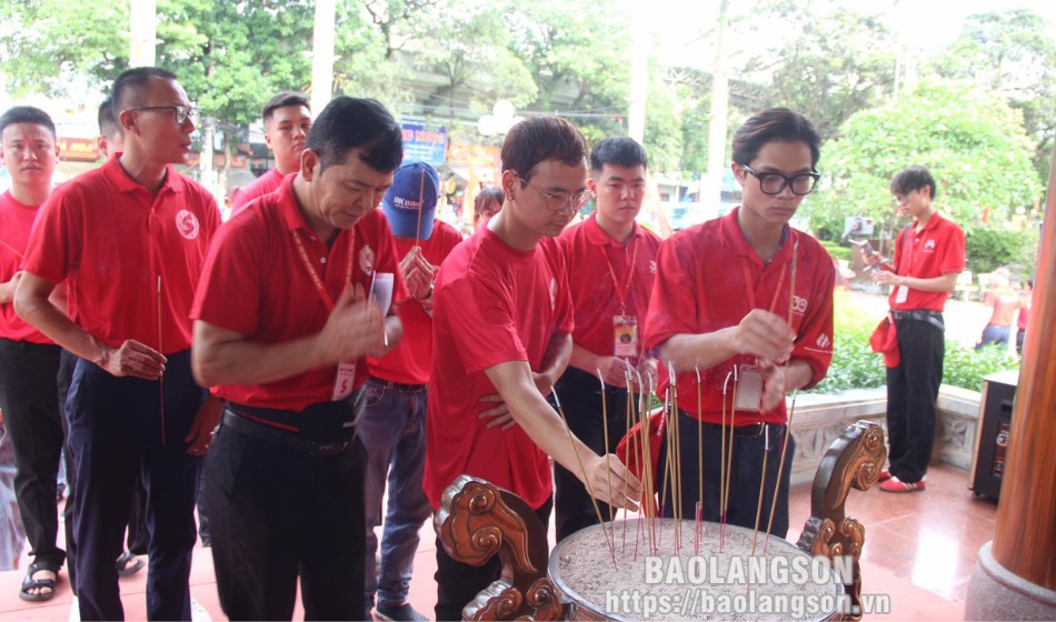 Các đại biểu, tình nguyện viên Hành trình đỏ dâng hương tại Khuôn viên lưu niệm Chủ tịch Hồ Chí Minh