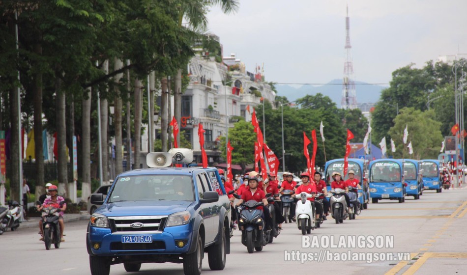 Các thành viên Ban Chỉ đạo vận động hiến máu tình nguyện tỉnh cùng các tình nguyện viên tham gia diễu hành tuyên truyền chương trình Hành trình đỏ năm 2024