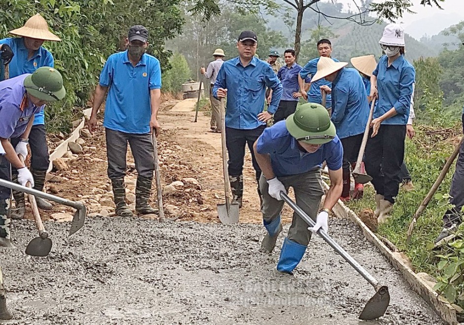 Đoàn viên công đoàn trên địa bàn huyện Bắc Sơn tham gia thực hiện công trình đường bê tông nông thôn tại xã Tân Thành