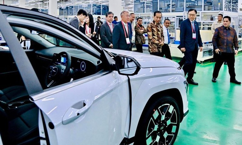 Tổng thống Indonesia Joko Widodo (giữa bên phải) đi cùng Chủ tịch điều hành Tập đoàn Hyundai Motor Chung Eui-sun (giữa) trong chuyến thị sát nhà máy sản xuất pin và xe điện của PT Hyundai LG Indonesia-Green Power tại Karawang, Tây Java - Ảnh: AFP