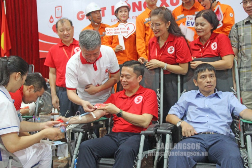 Đồng chí Đinh Hữu Học, Phó Chủ tịch HĐND tỉnh tham gia hiến máu tại ngày hội hiến máu “Giọt hồng Xứ Lạng năm 2024”