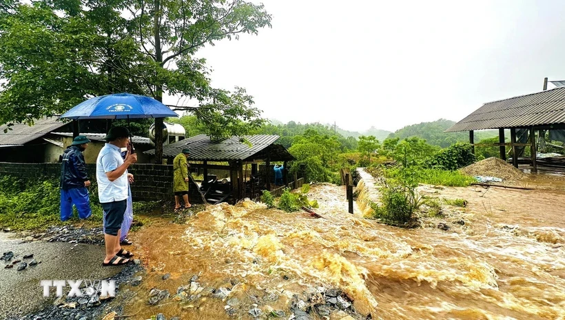 Lãnh đạo huyện Vị Xuyên, tỉnh Hà Giang kiểm tra các điểm ngập úng, sạt lở trên địa bàn. (Ảnh: Quỳnh Anh/TTXVN phát)