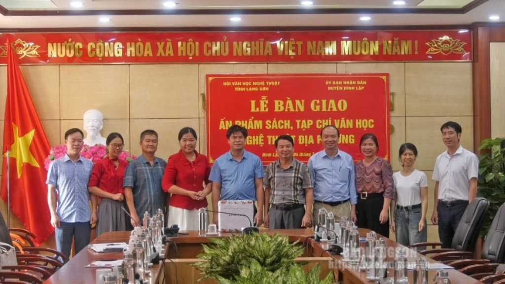 Lãnh đạo Hội Văn học Nghệ thuật tỉnh trao tặng sách cho lãnh đạo UBND huyện Đình Lập