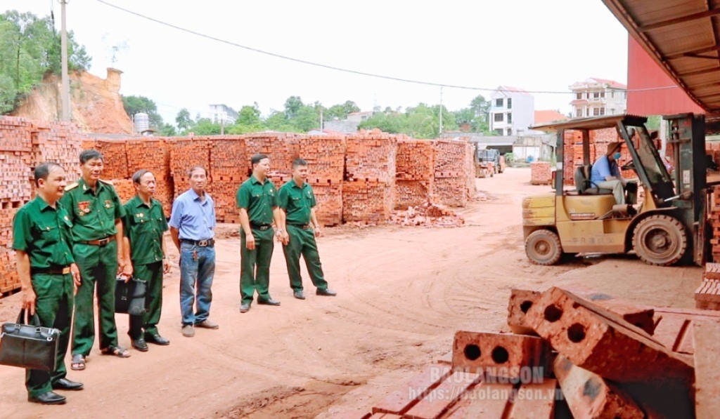 Hội viên Cựu chiến binh tham quan công ty sản xuất gạch của ông Vũ Phong Quyết (người thứ 2 từ trái qua)