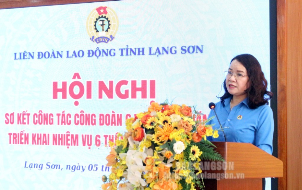 Lãnh đạo LĐLĐ tỉnh phát biểu khai mạc hội nghị