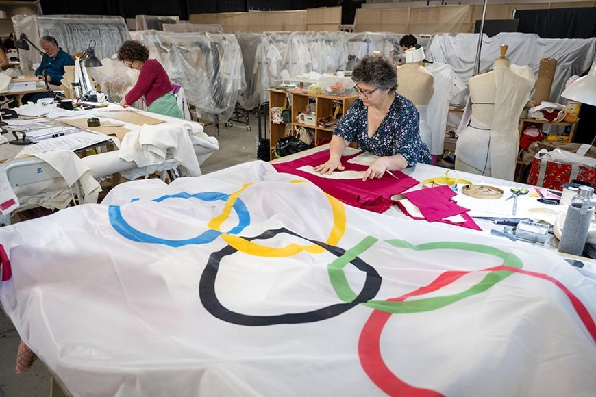 Thợ may làm trang phục cho các vận động viên tham dự Olympic Paris 2024. Ảnh: AFP 