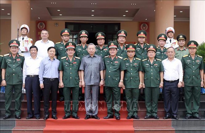 Chủ tịch nước Tô Lâm, Phó Thủ tướng Trần Hồng Hà và các đại biểu với cán bộ, sĩ quan chỉ huy Lữ đoàn Công binh 25 - Ảnh: TTXVN