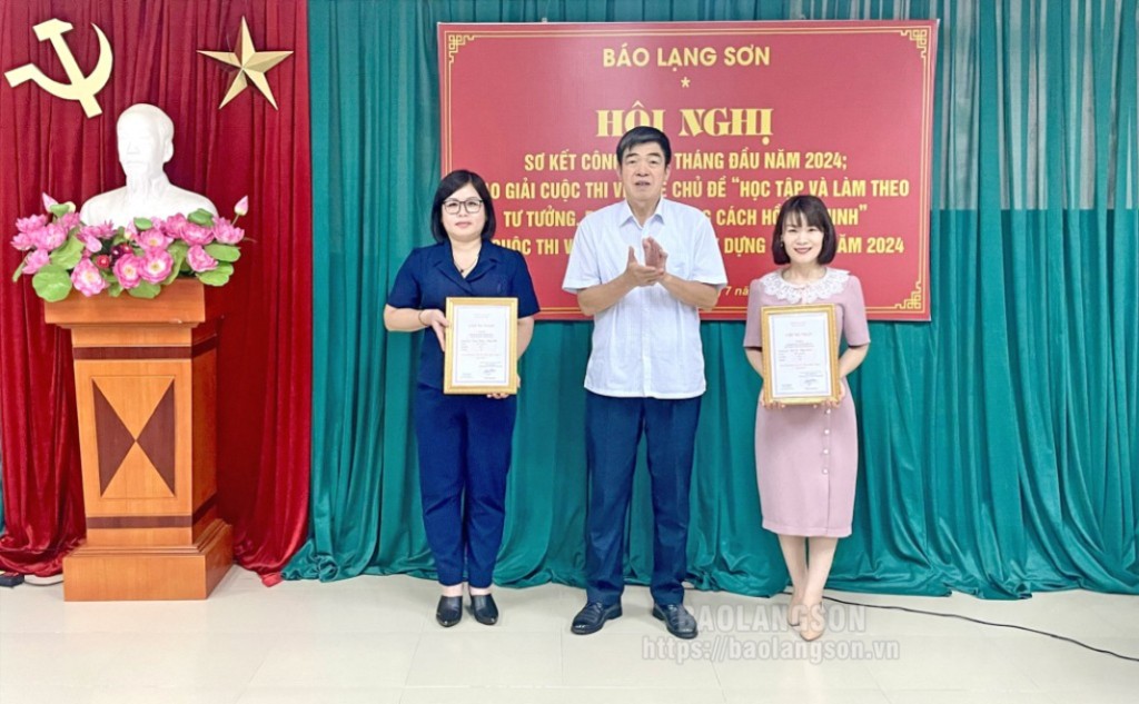 Lãnh đạo Báo Lạng Sơn trao giải nhì cho các tác giả đạt giải trong Cuộc thi viết về chủ đề “Xây dựng Đảng” năm 2024