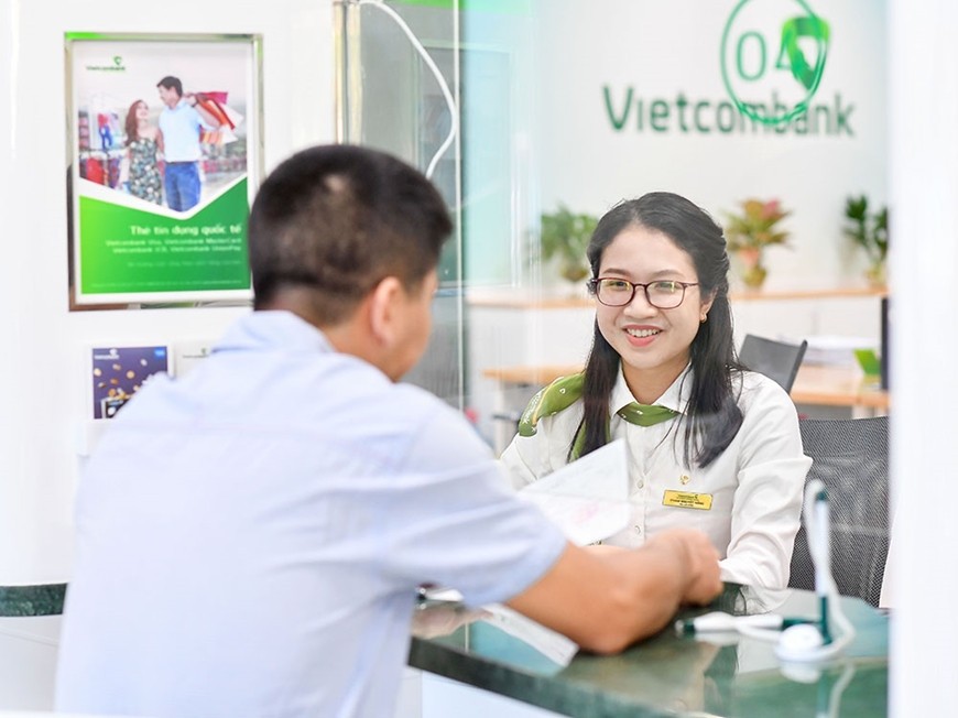  Xác thực thông tin khách hàng tại quầy giao dịch của Ngân hàng Thương mại Cổ phần Ngoại thương Việt Nam (Vietcombank). Ảnh: VĂN THÀNH