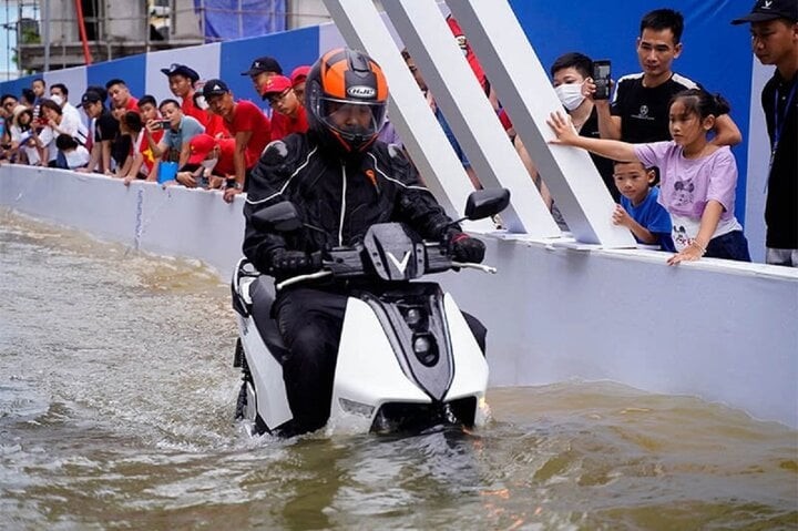 Không nên lội nước và làm khô xe sau khi đi trời mưa. (Ảnh minh hoạ).