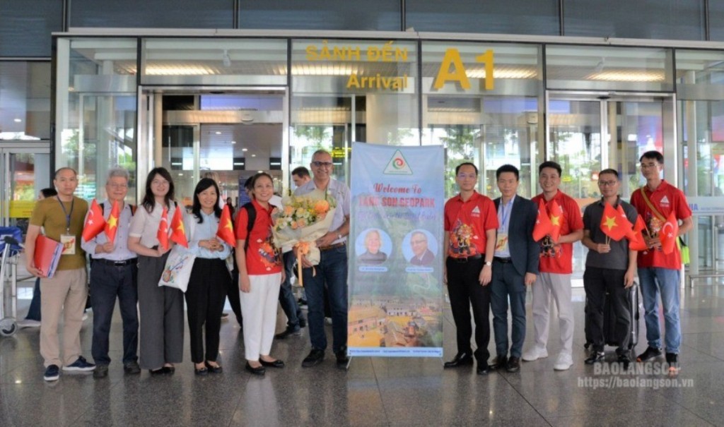 Đoàn công tác của tỉnh Lạng Sơn và đại diện ủy ban UNESCO Việt Nam đón ông Tuncer Demir, Chuyên gia mạng lưới Công viên địa chất Toàn cầu UNESCO tại sân bay Nội Bài, Hà Nội