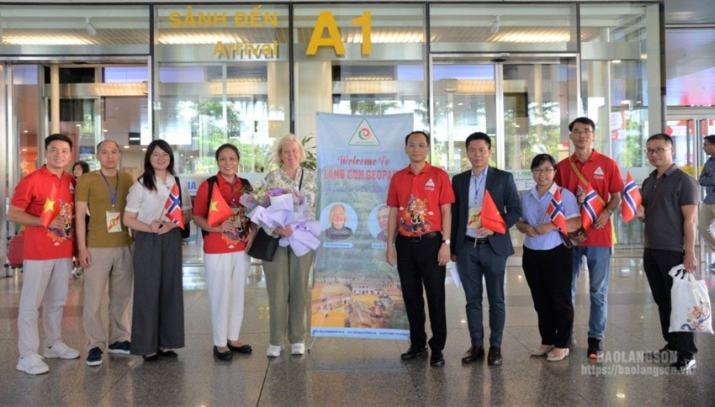 Đoàn công tác của tỉnh Lạng Sơn và đại diện ủy ban UNESCO Việt Nam đón Bà Kristine Ranges, Chuyên gia mạng lưới Công viên địa chất Toàn cầu UNESCO tại sân bay Nội Bài, Hà Nội