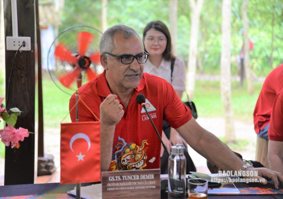 Ông Tuncer Demir, Chuyên gia mạng lưới Công viên địa chất Toàn cầu UNESCO phát biểu tại chương trình