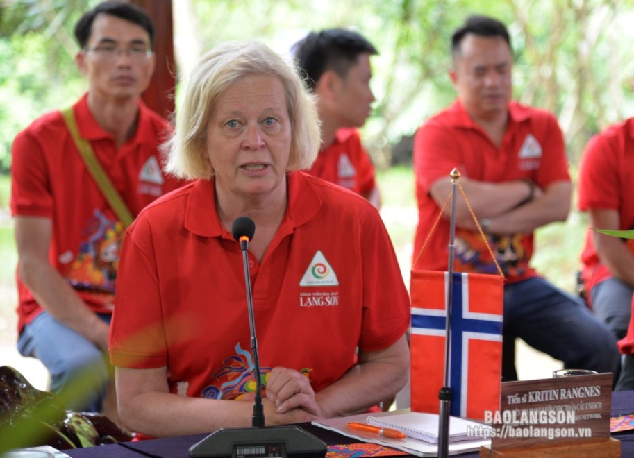 Bà Kristine Ranges, Chuyên gia mạng lưới Công viên địa chất Toàn cầu UNESCO phát biểu tại chương trình