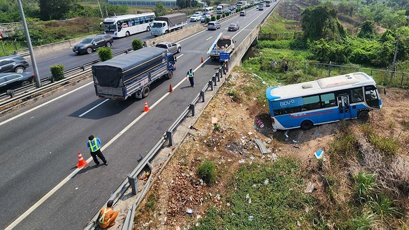 Hiện trường vụ tai nạn giao thông trên tuyến cao tốc Thành Phố Hồ Chí Minh – Trung Lương đoạn qua địa bàn xã Tân Lý Đông, huyện Châu Thành, tỉnh Tiền Giang. (Ảnh NGUYỄN NHÂN)