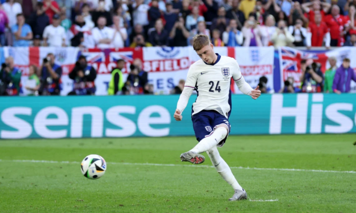 Cole Palmer thực hiện thành công lượt đá penalty.