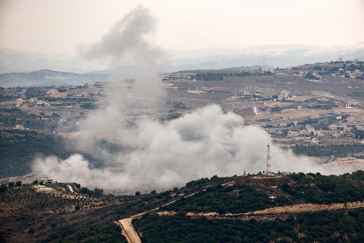  Khói bốc lên ở ngôi làng Marwahin, miền nam Lebanon sau cuộc pháo kích của Israel. (Ảnh: Reuters)