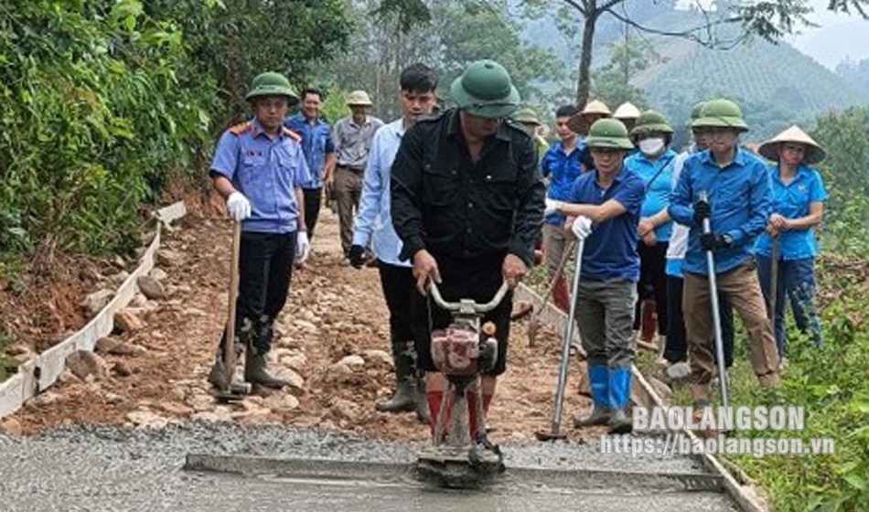 Thi công đường giao thông trên địa bàn xã Tân Thành, huyện Bắc Sơn