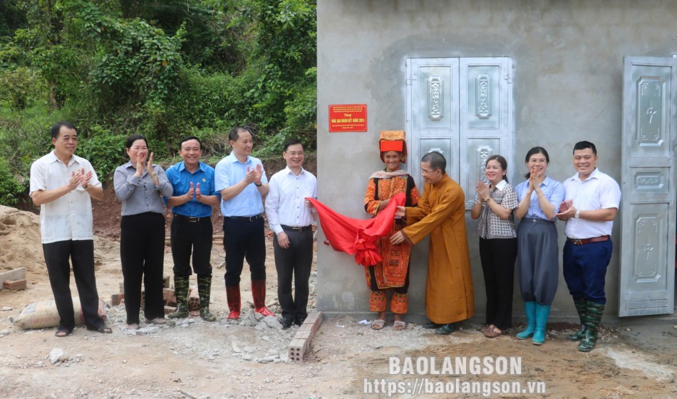 Các đại biểu kéo băng khánh thành và bàn giao nhà cho gia đình bà Triệu Múi Phẩy