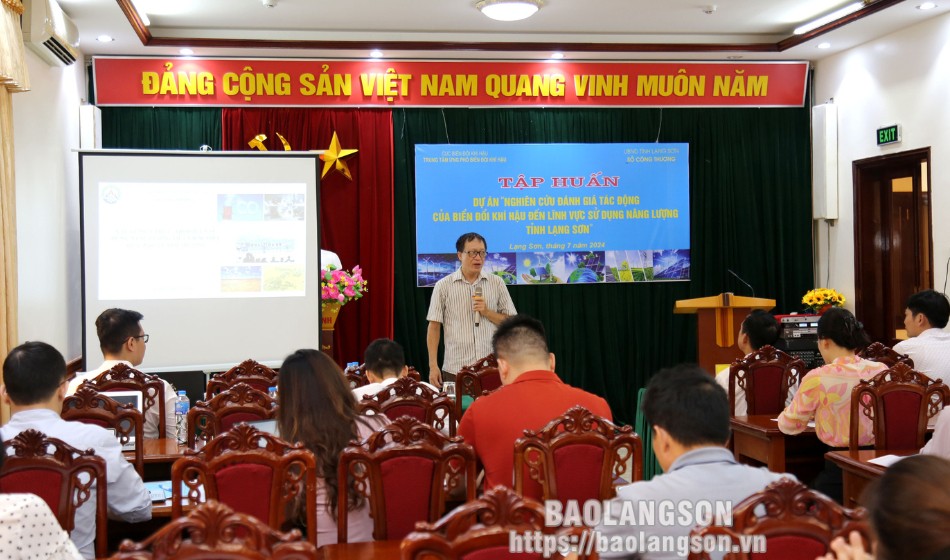 Giảng viên thông tin cho các học viên về một số nội dung liên quan đến biến đổi khí hậu tại lớp tập huấn 