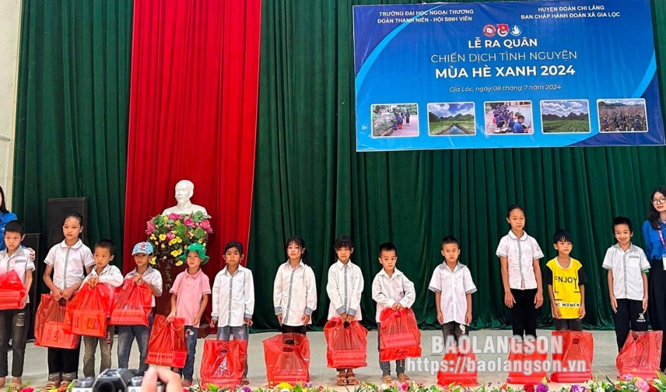 Đại diện Đoàn Trường Đại học Ngoại thương tặng quà học sinh có hoàn cảnh khó khăn trên địa bàn xã