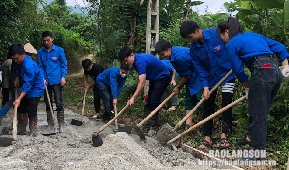 Thanh niên huyện Cao Lộc bê tông hóa đường giao thông tại xã Cao Lâu