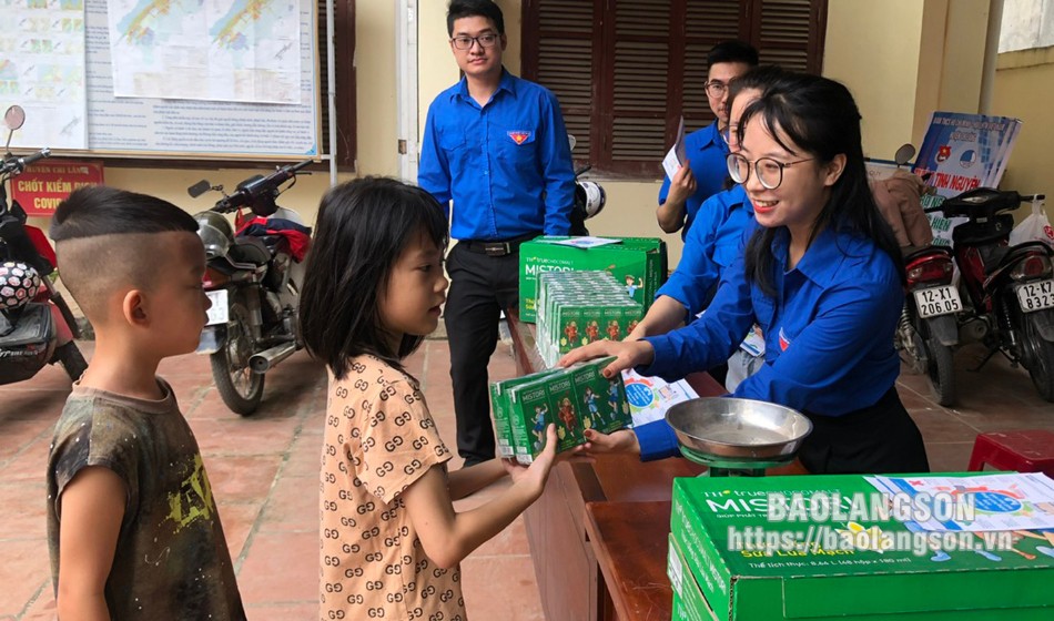 Thanh niên Đoàn Khối các cơ quan tỉnh tham gia hoạt động đổi rác thải nhựa lấy sữa tại thị trấn Đồng Mỏ, huyện Chi Lăng