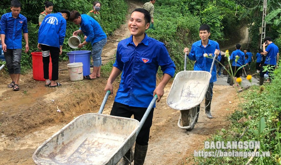 Thanh niên huyện Cao Lộc bê tông hóa đường giao thông tại xã Cao Lâu