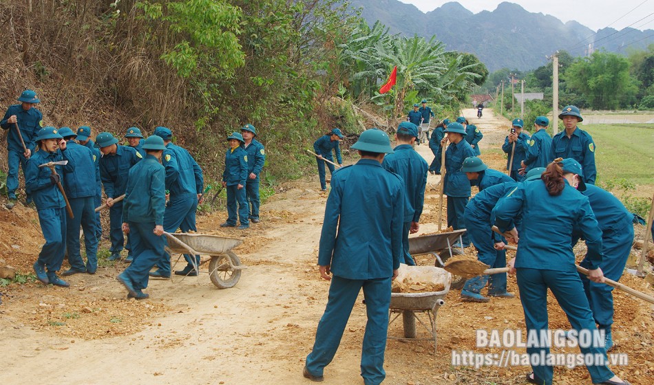 Lực lượng dân quân tự vệ huyện Hữu Lũng tham gia sửa chữa đường giao thông nông thôn