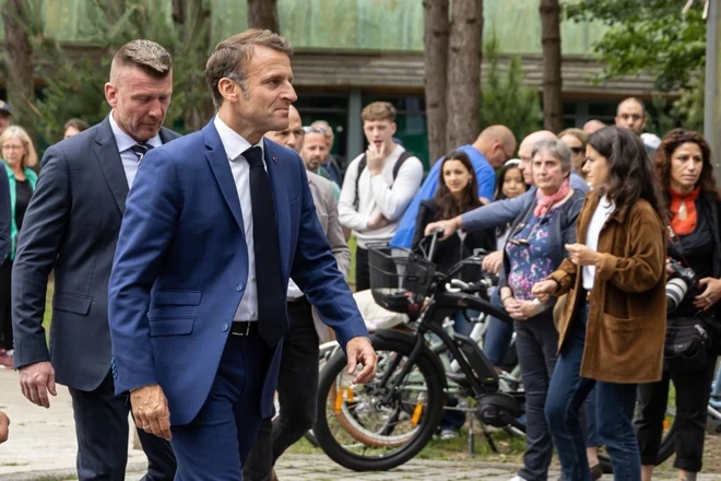 Tổng thống Pháp Emmanuel Macron (thứ hai, trái) tới điểm bỏ phiếu bầu cử Quốc hội ở Le Touquet ngày 30/6/2024. (Ảnh: THX/TTXVN)