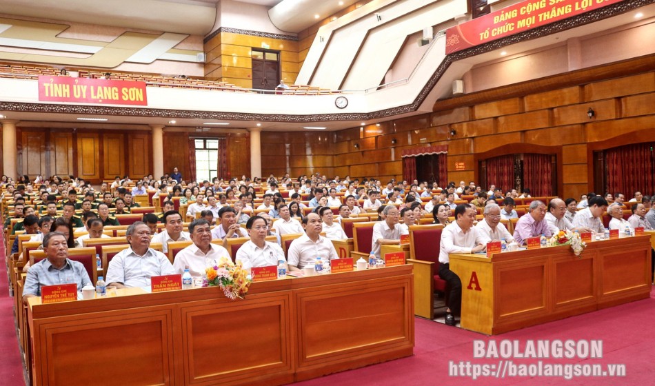 Các đồng chí lãnh đạo tỉnh dự hội nghị tại điểm cầu Trung tâm Hội nghị tỉnh