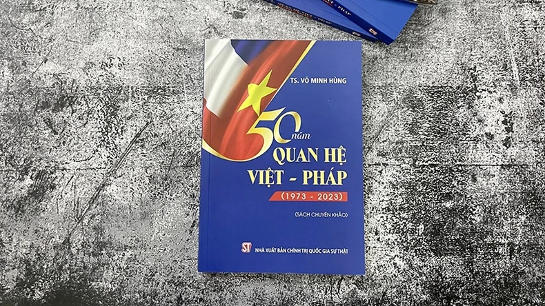 Bìa cuốn sách 50 năm quan hệ Việt-Pháp (1973-2023).